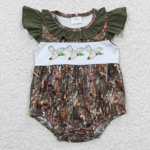 SR0358 Three ducks embroidery baby green camo romper